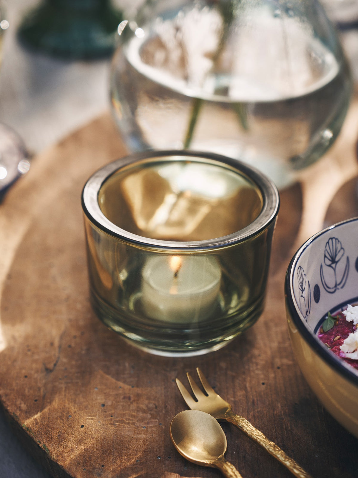 Tealight holder