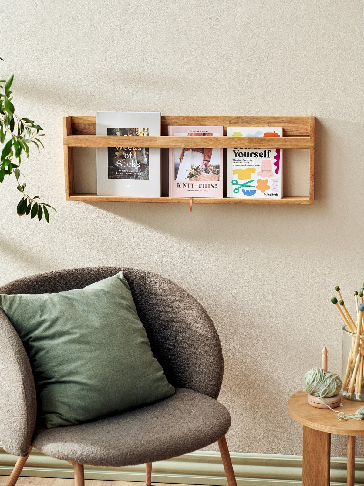 Wall-mounted magazine holder
