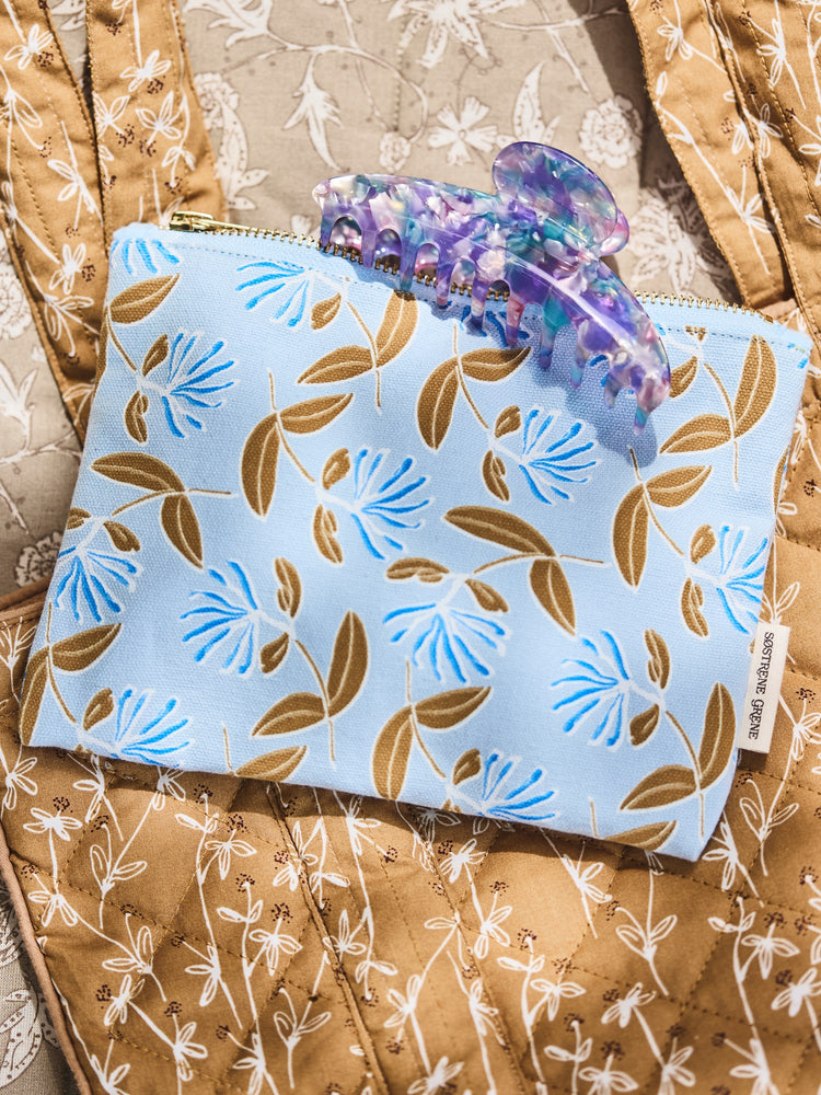 Pouch with zipper