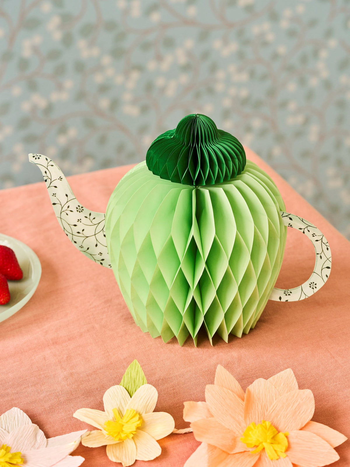 Table decorations teapot and cups
