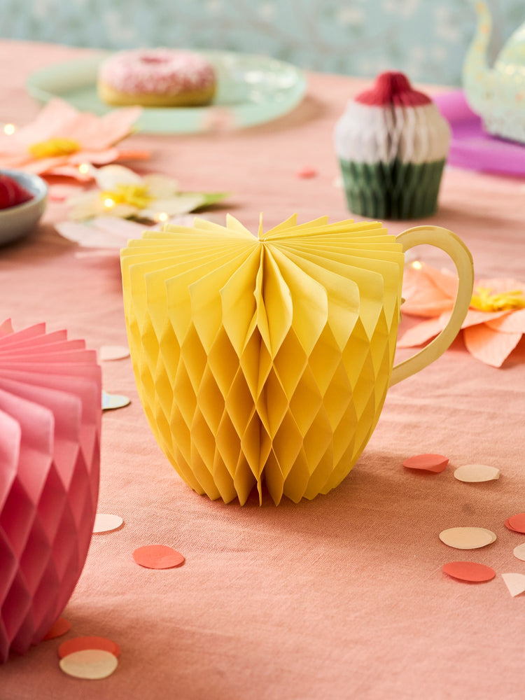 Table decorations teapot and cups