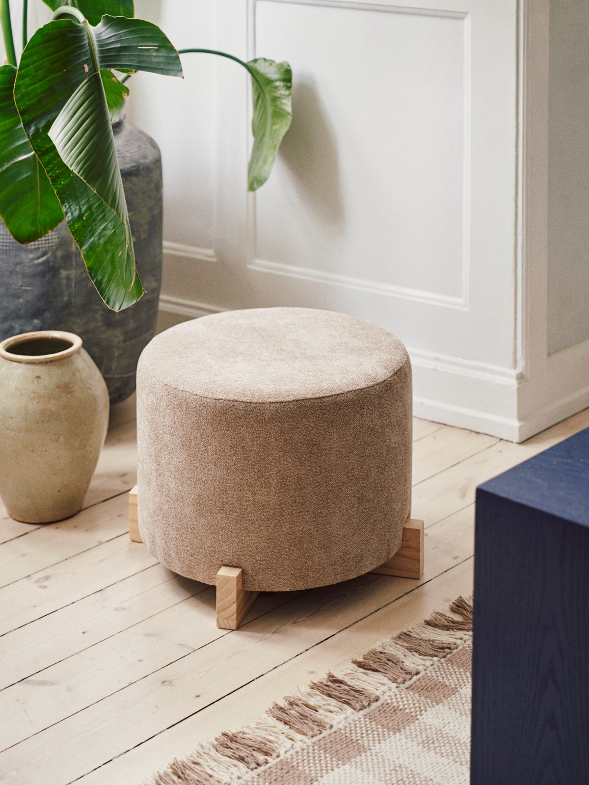 Pouffe with foot