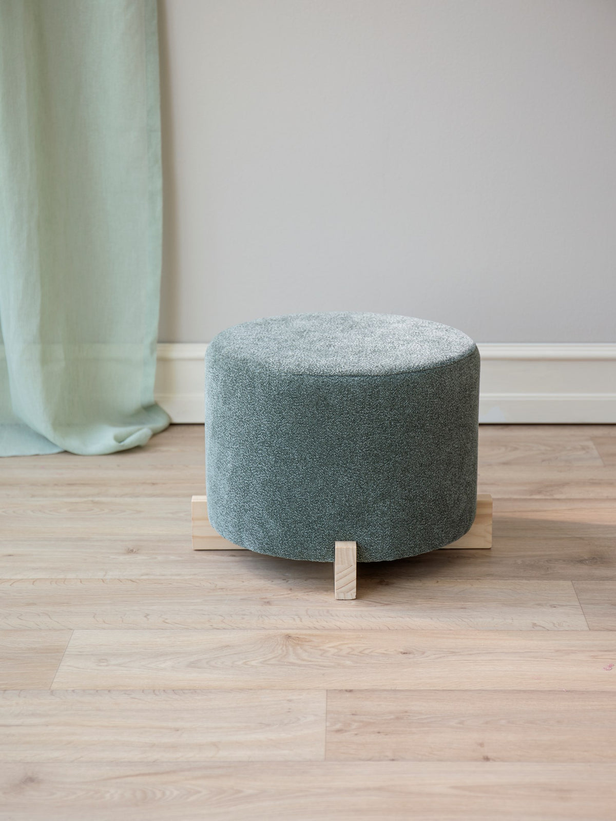 Pouffe with foot