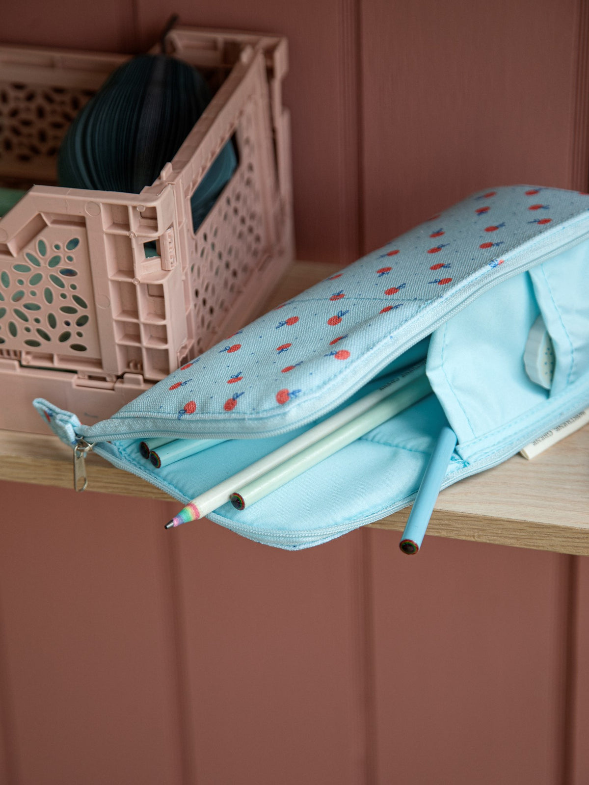 Standing pencil case