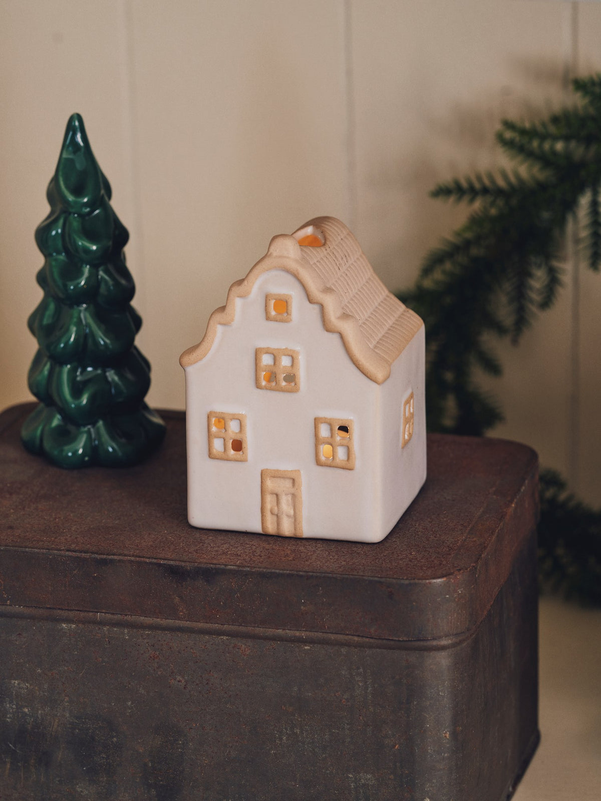 Tealight holder house