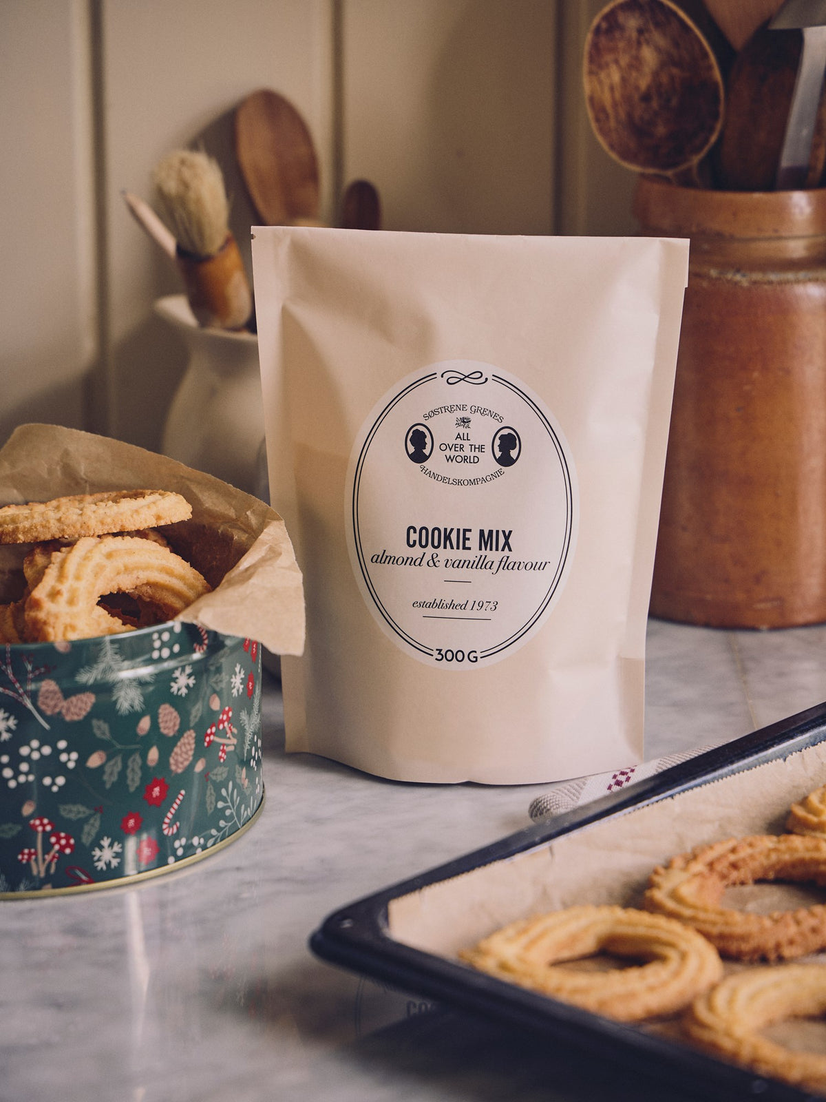 Almond and vanilla flavour baking mix