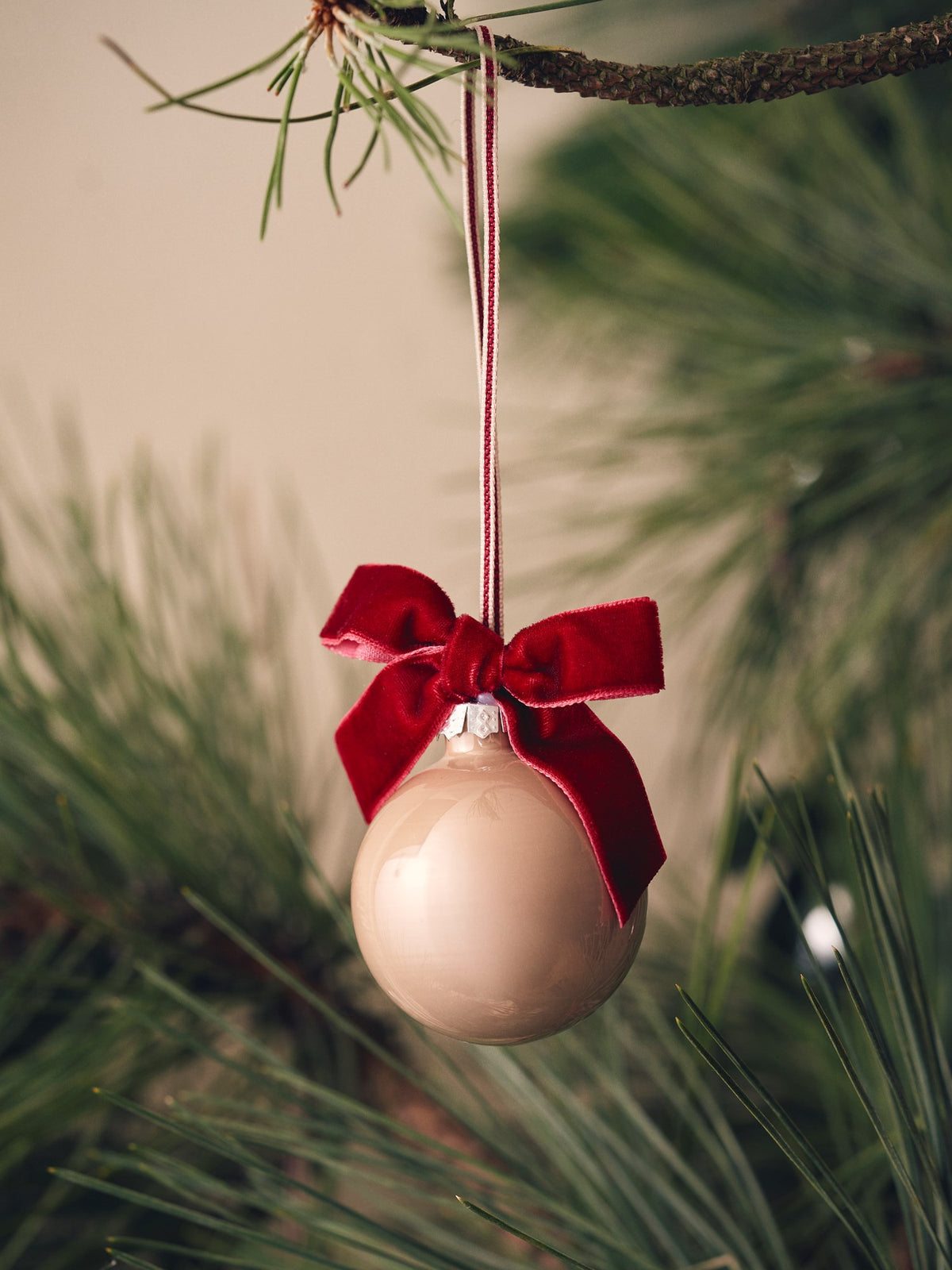 Christmas bauble with velvet bow