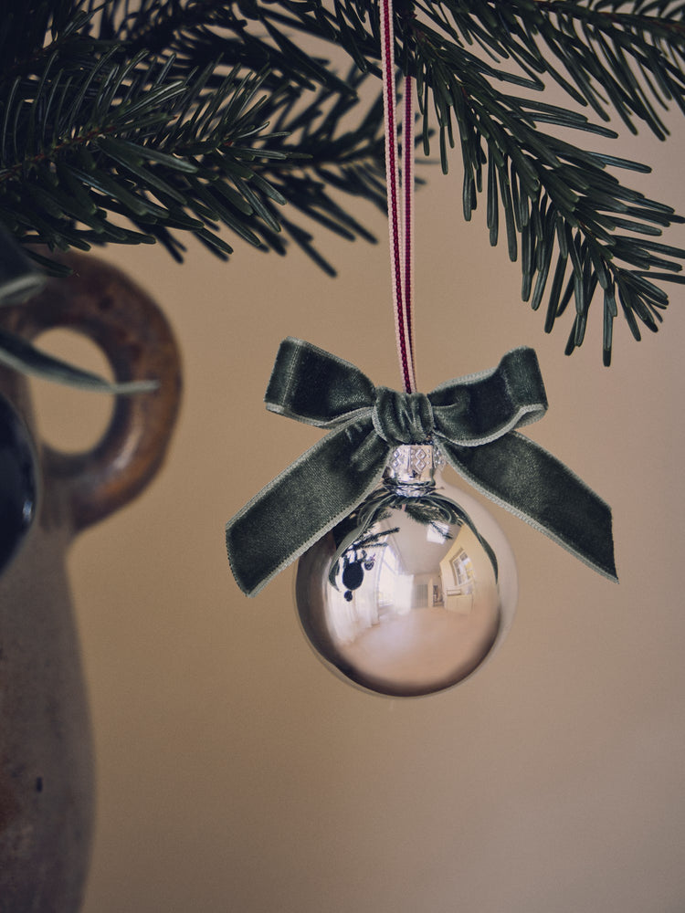 Christmas bauble with velvet bow