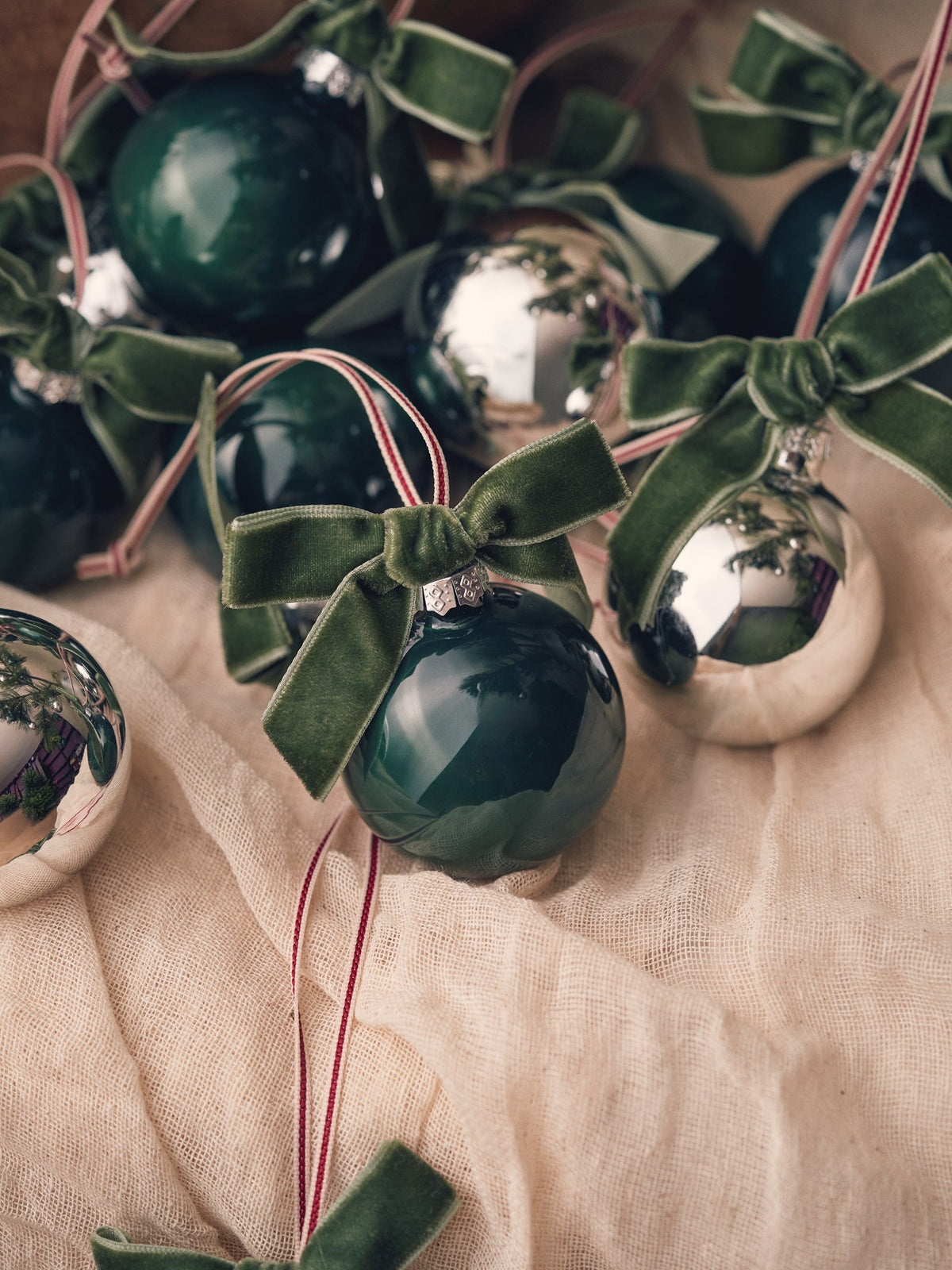 Christmas bauble with velvet bow