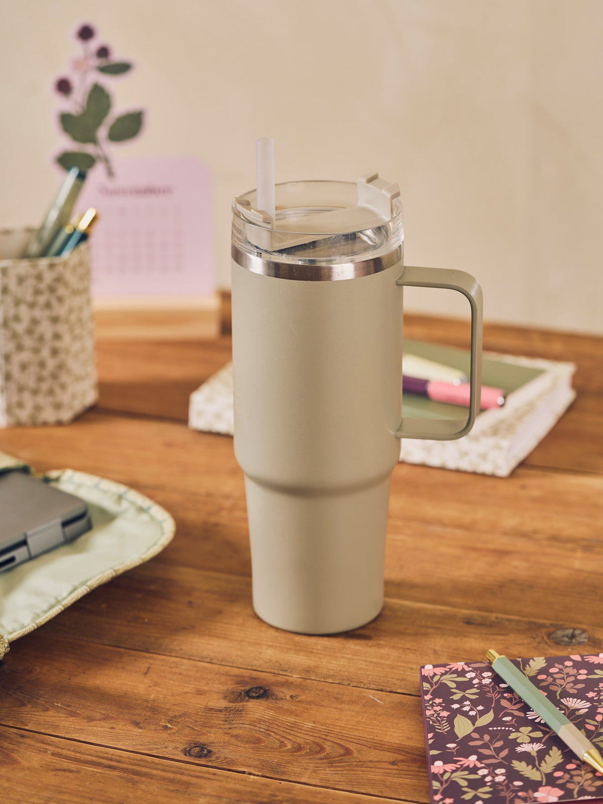 Tumbler with straw and handle 880 ml
