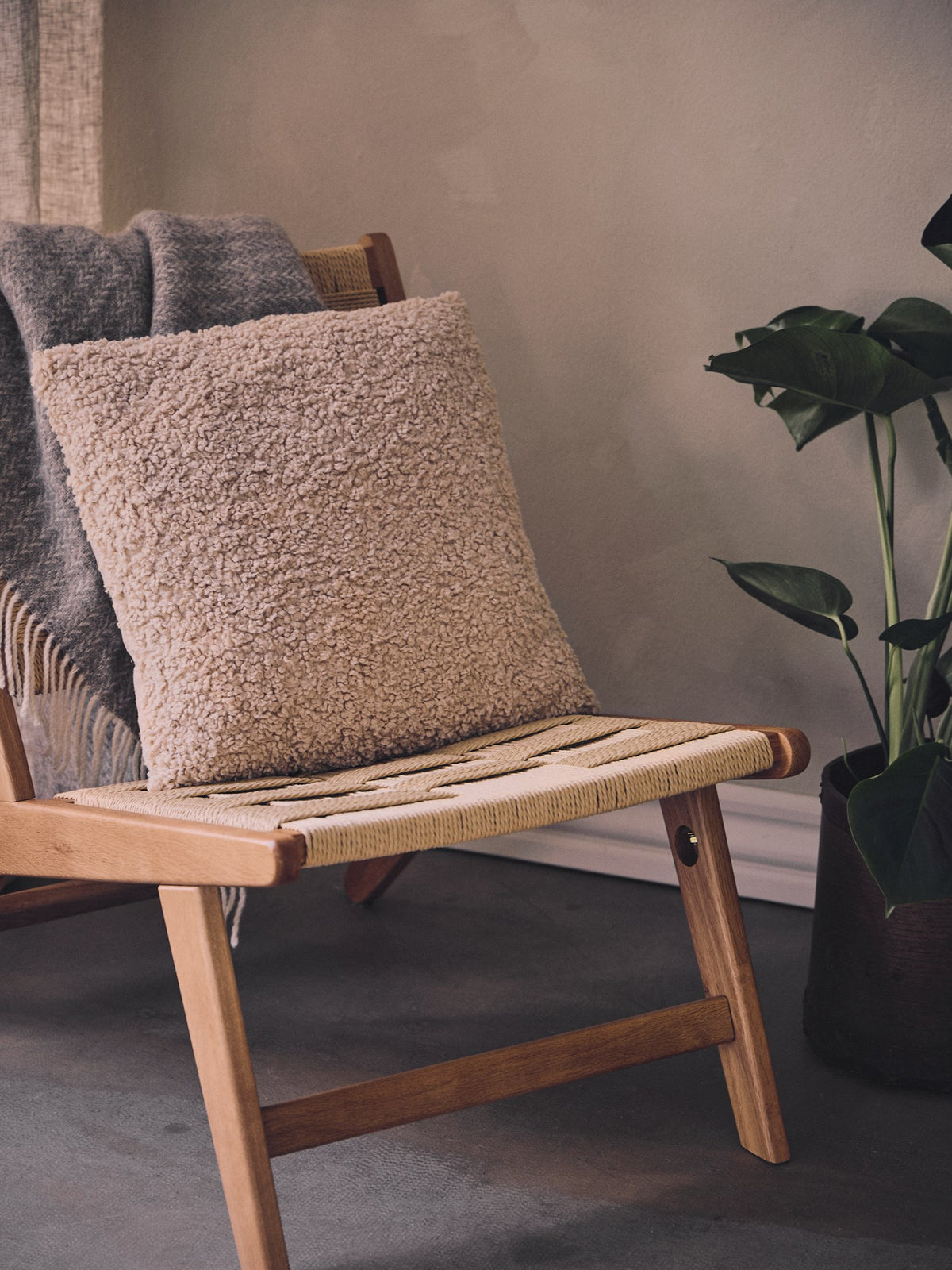 Decorative cushion with teddy fabric