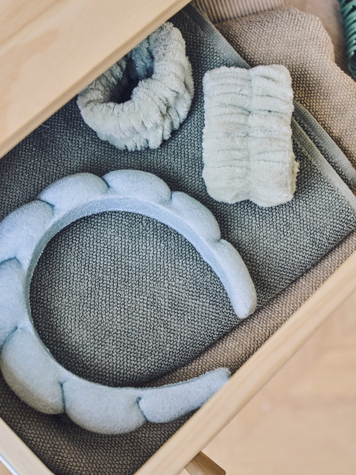 Hairband and cuffs set