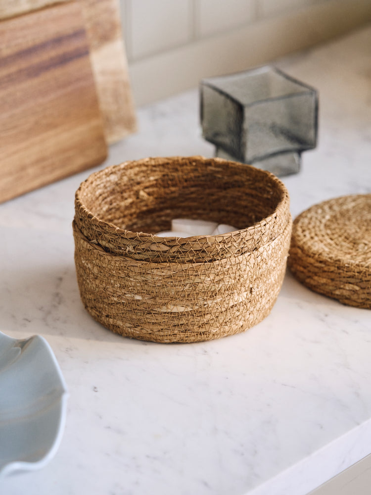 Woven basket with lid