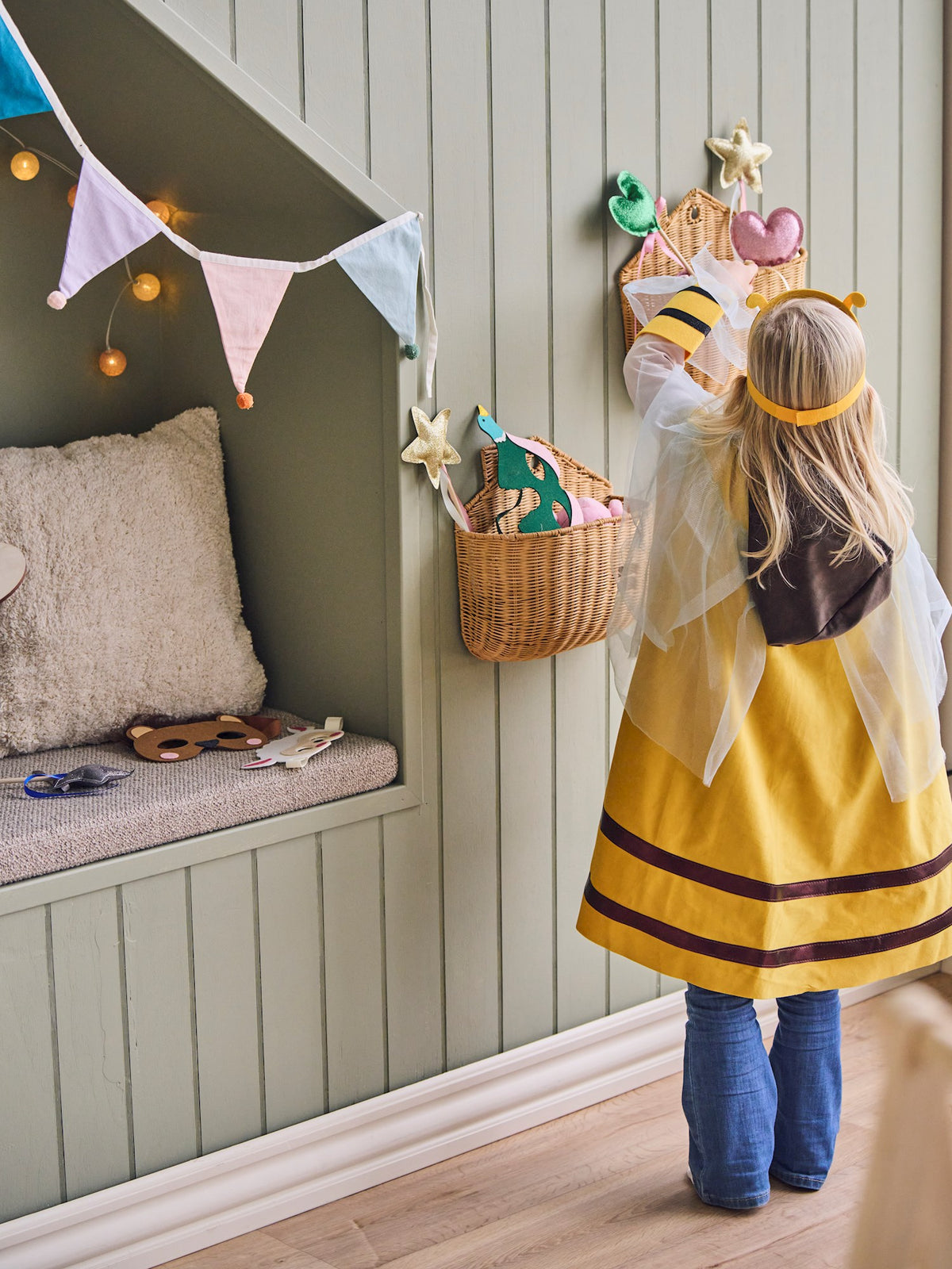 Bumblebee dress-up cape