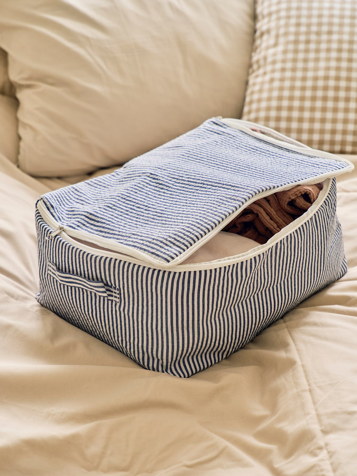 Storage bag with zipper