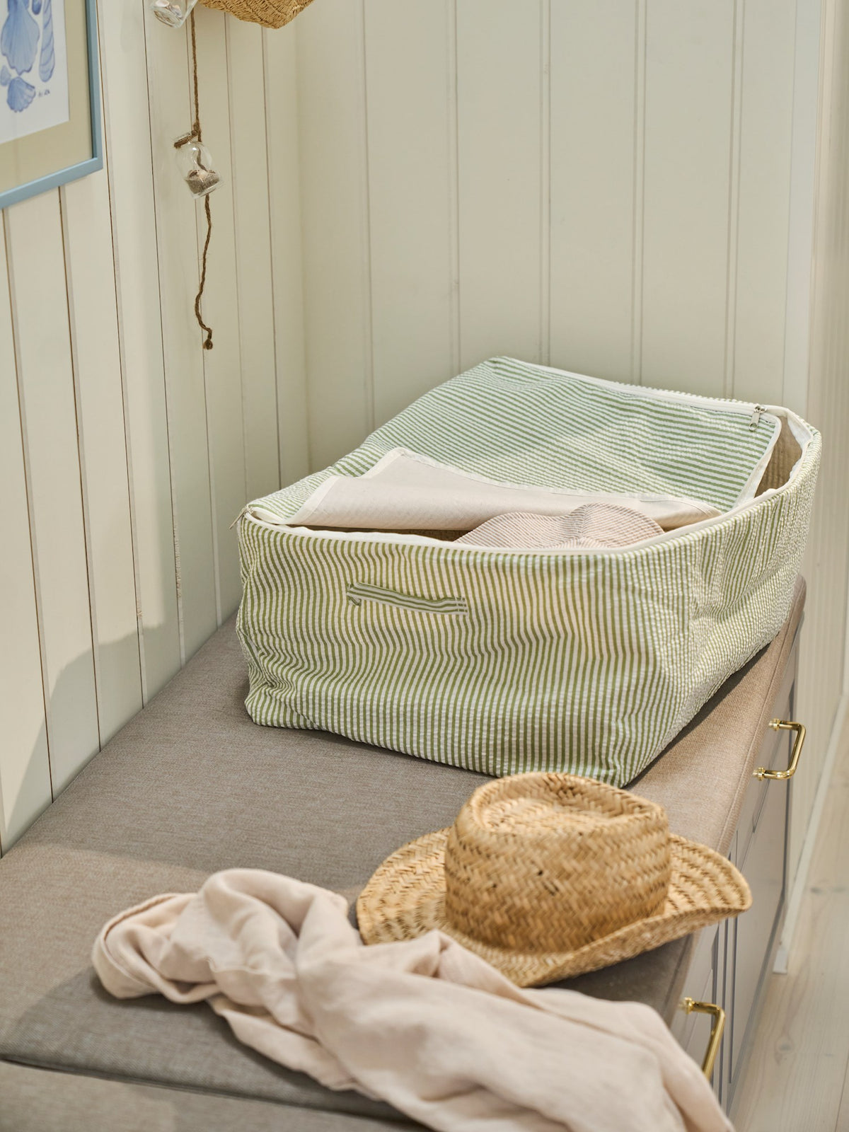 Storage bag with zipper