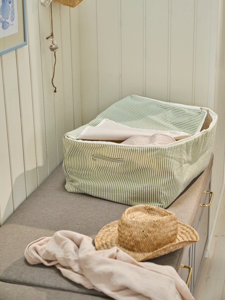 Storage bag with zipper