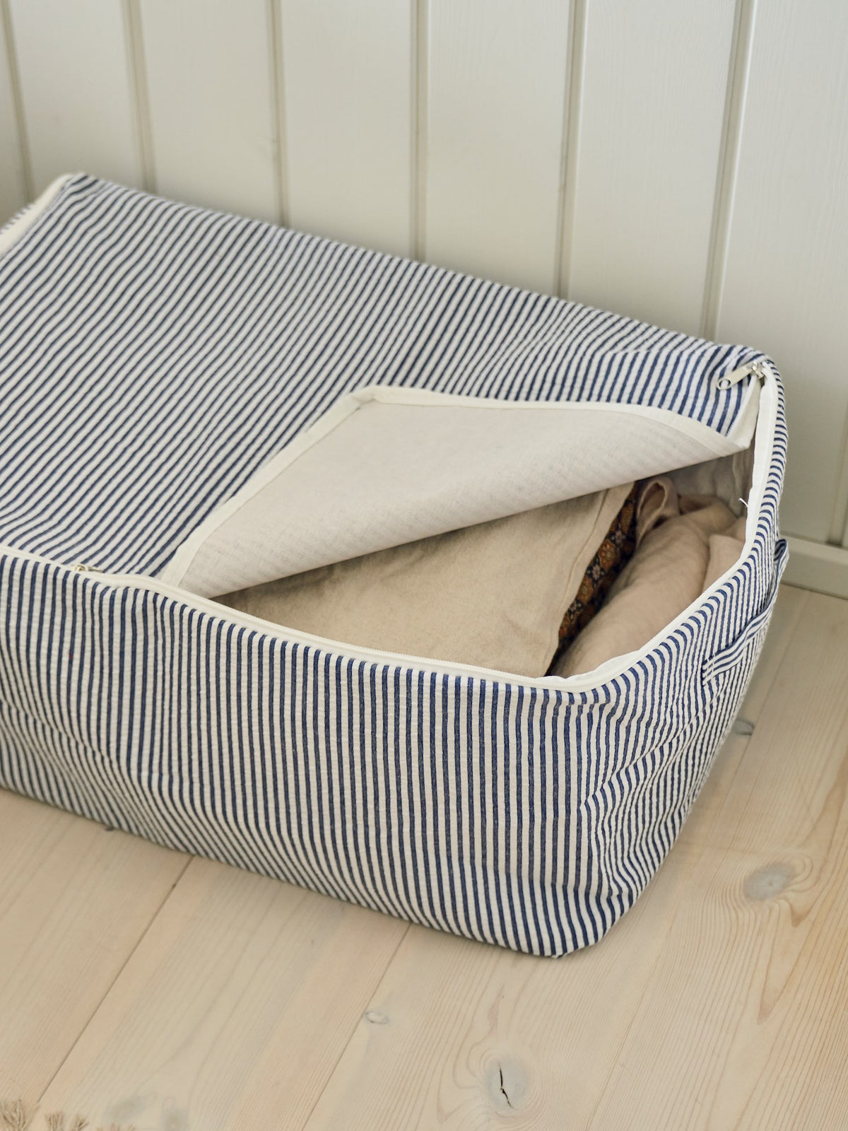 Storage bag with zipper