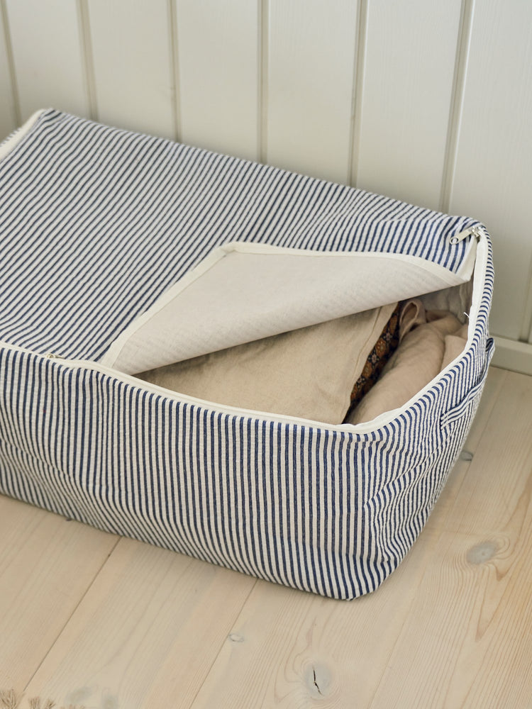 Storage bag with zipper