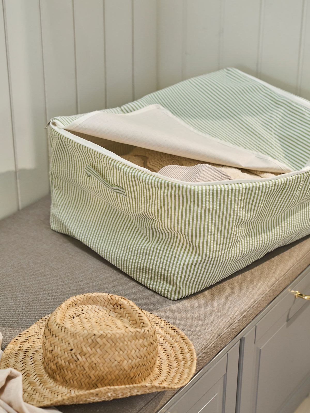 Storage bag with zipper