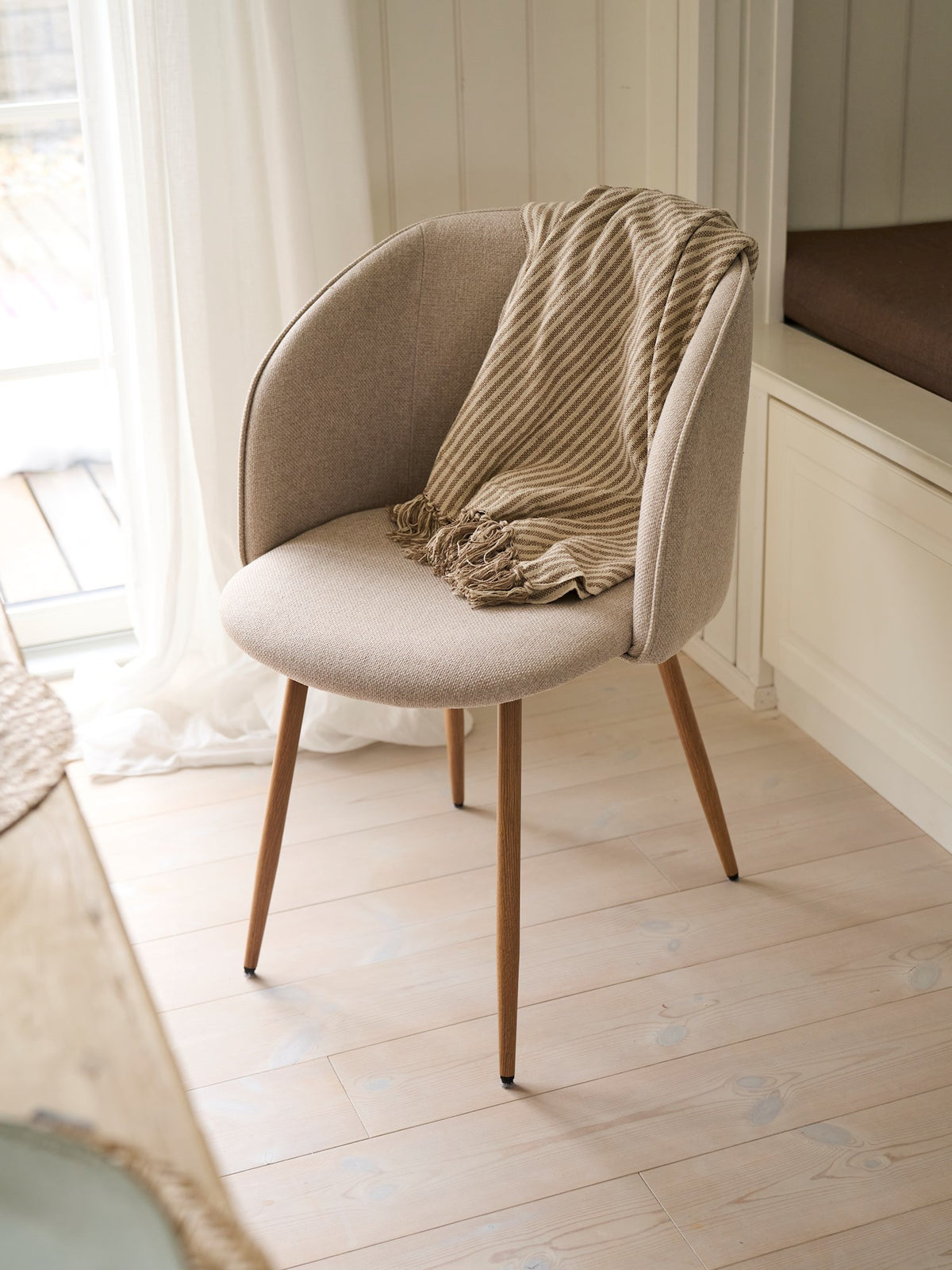 ANNA Dining chair with armrest