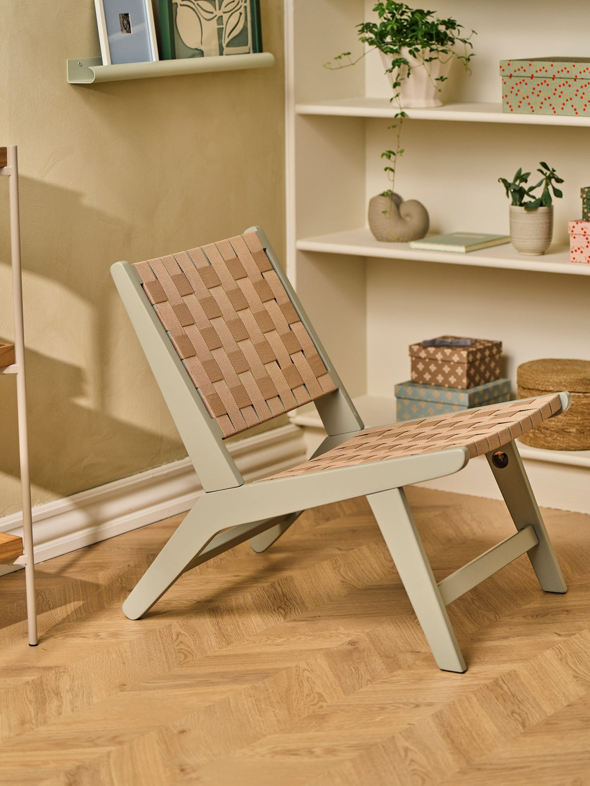 Lounge chair with fabric webbing