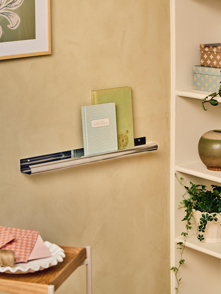 Gallery shelf