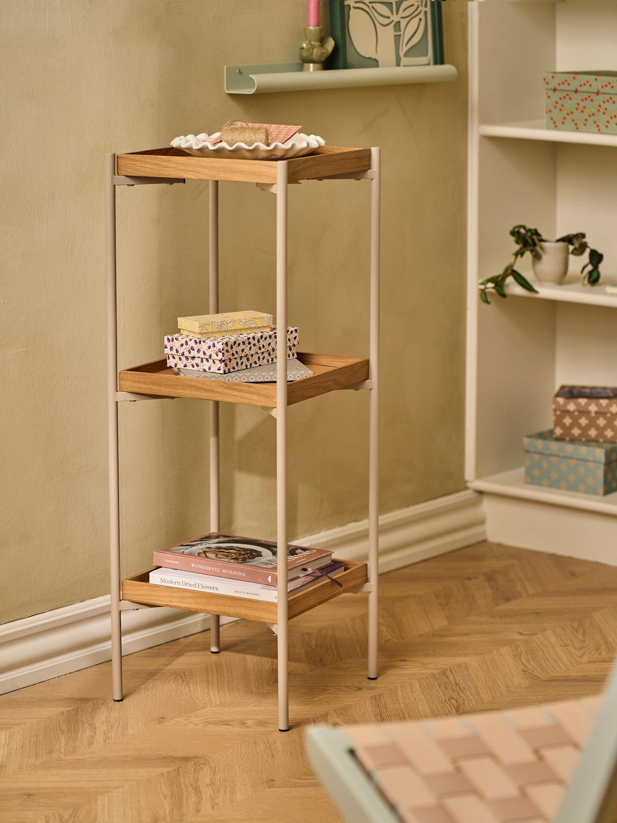 Floor shelf