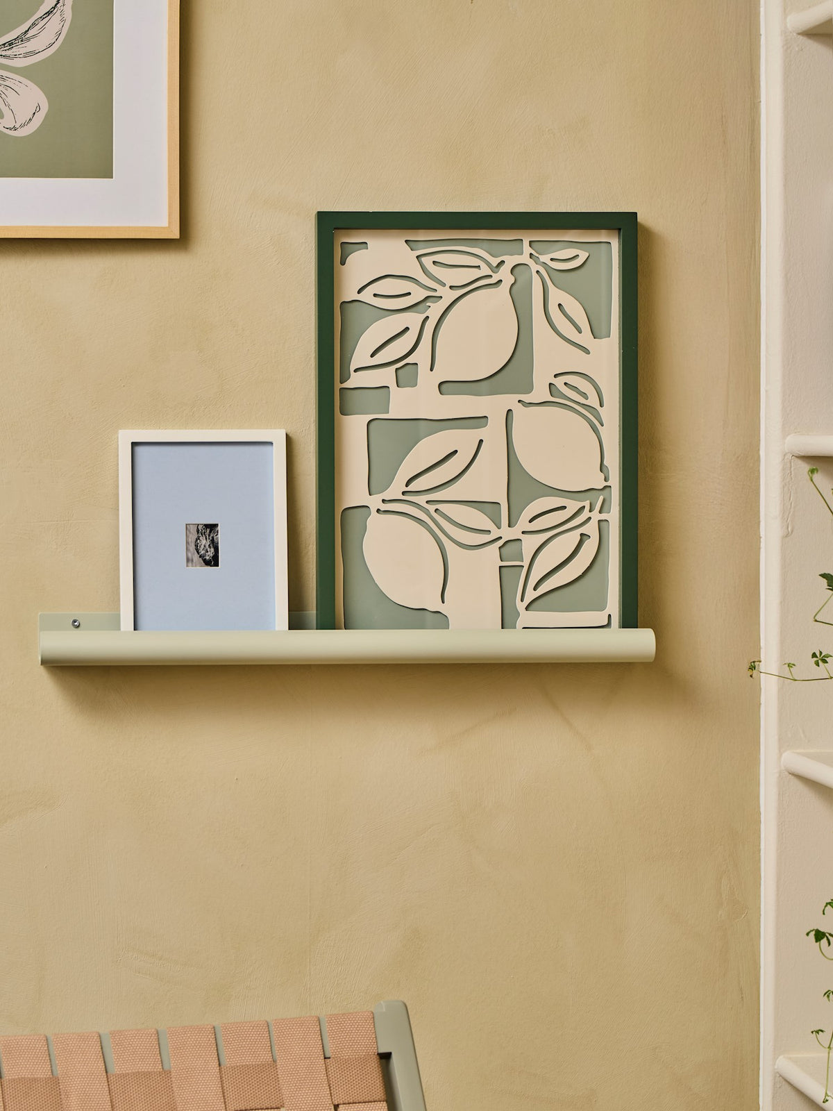 Gallery shelf