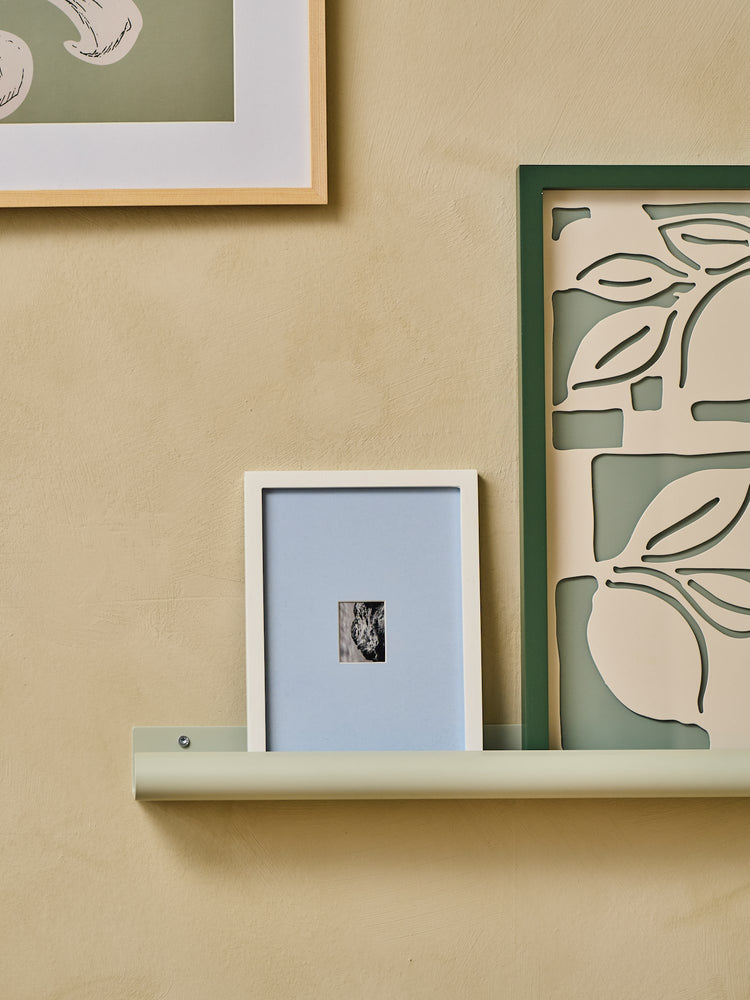 Gallery shelf
