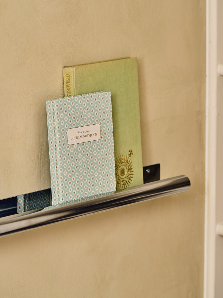 Gallery shelf