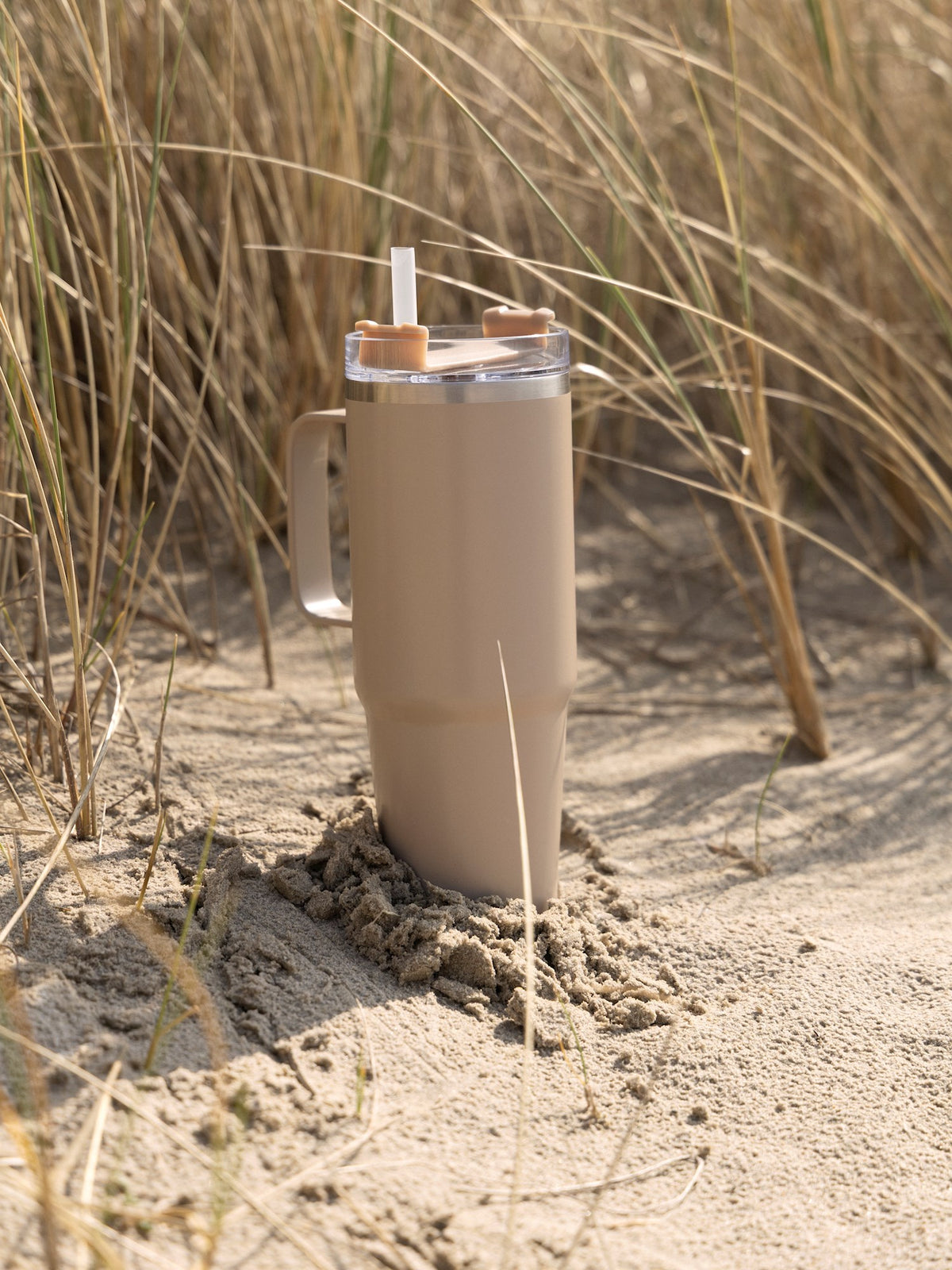 Mug with handle and straw 880 ml