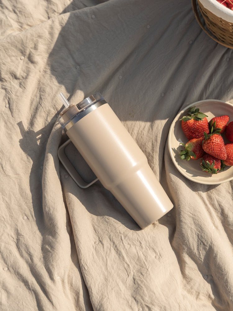 Mug with handle and straw 880 ml