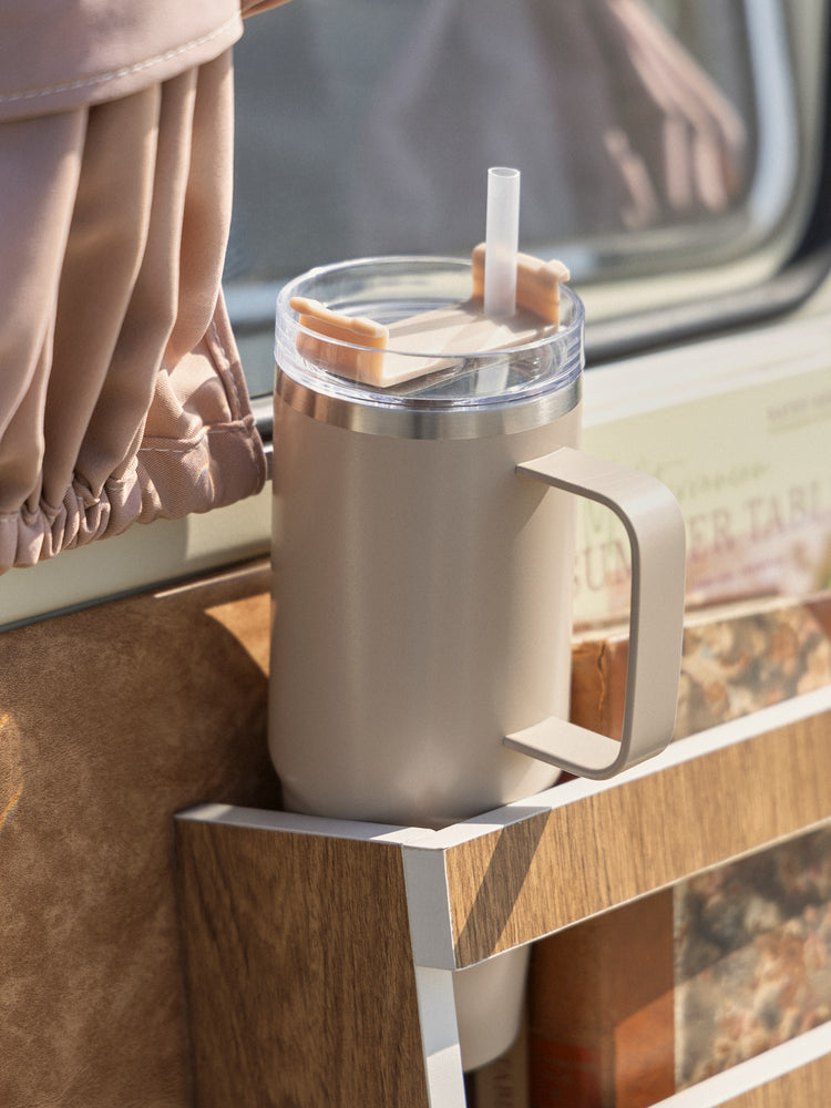 Mug with handle and straw 880 ml