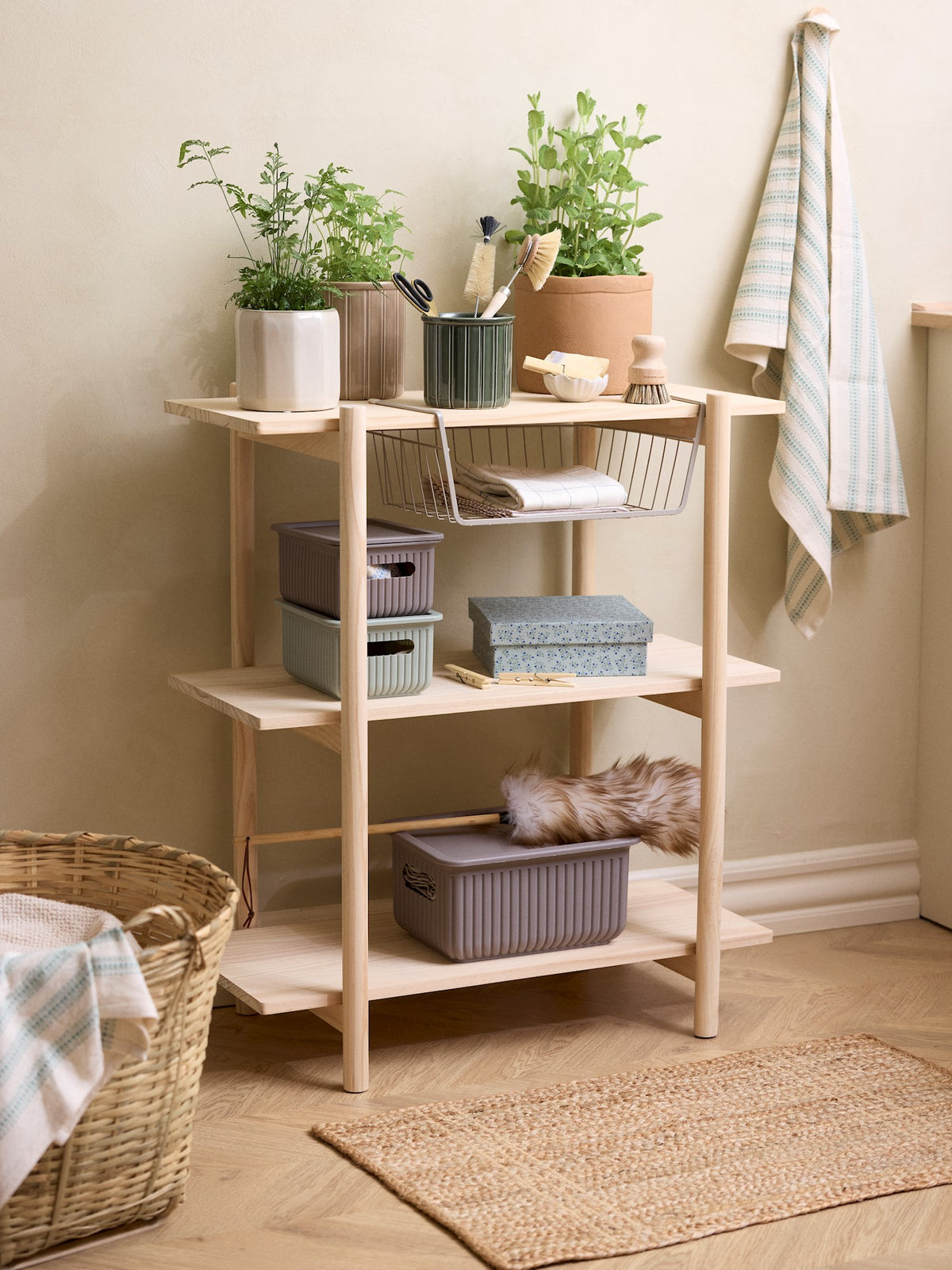 Floor shelf