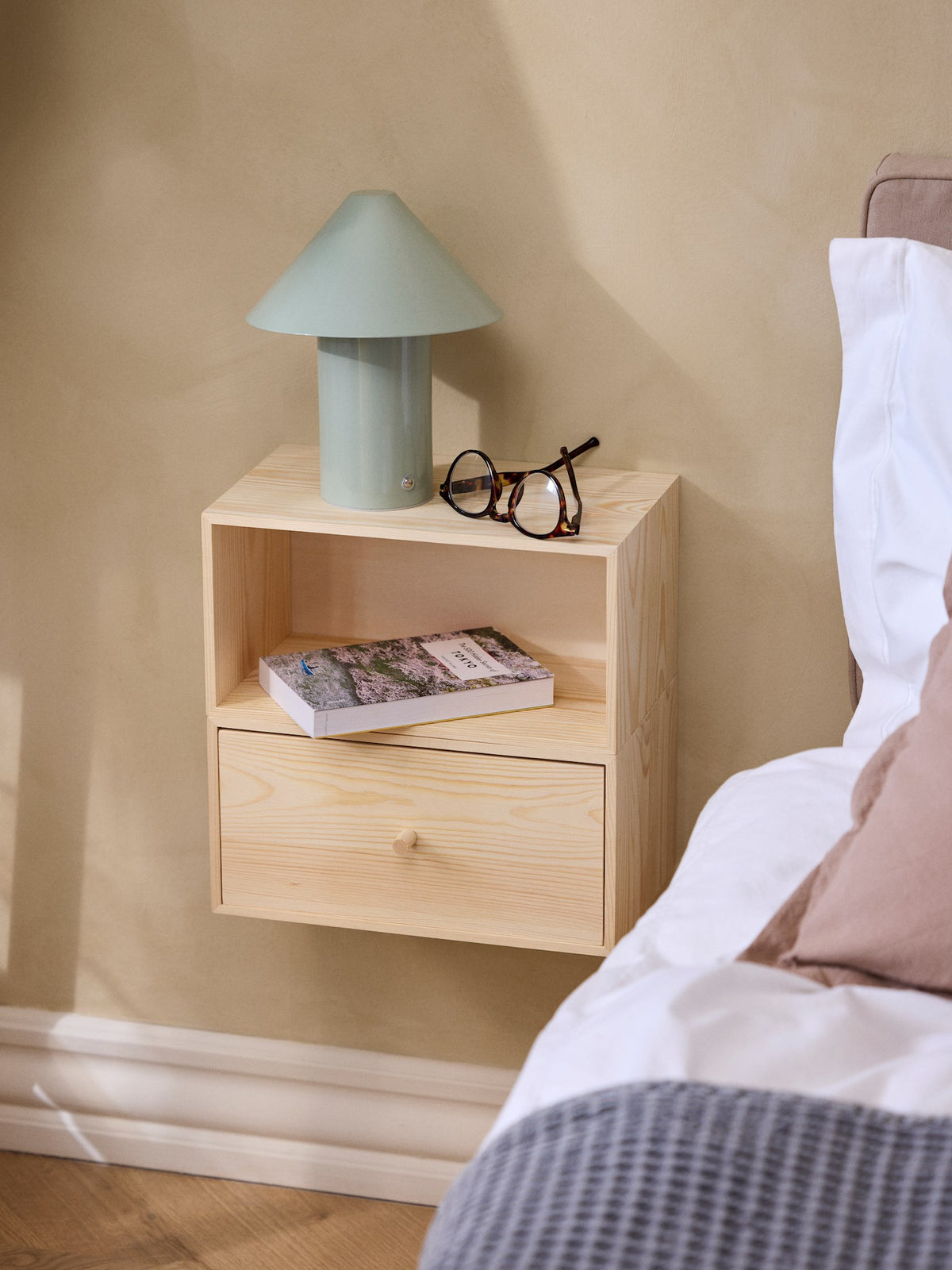 Shelf cube
