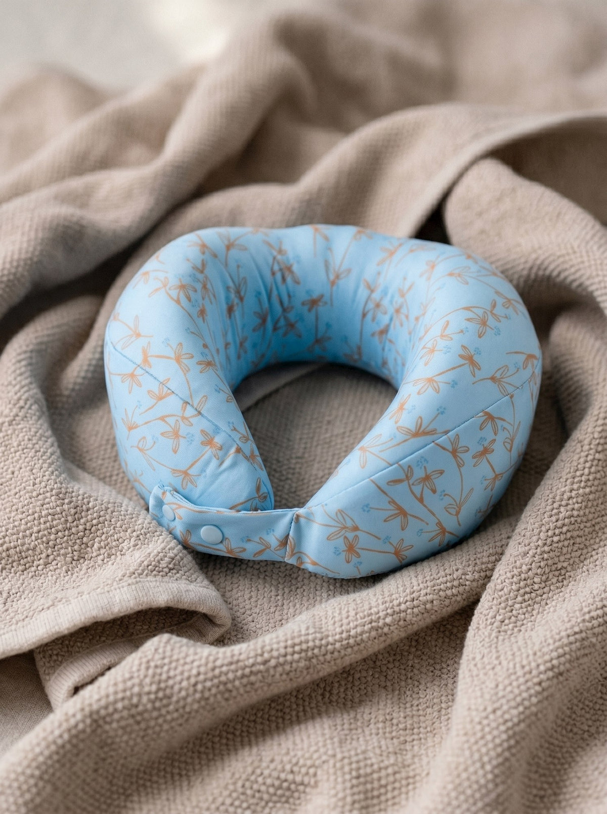 Foldable neck pillow