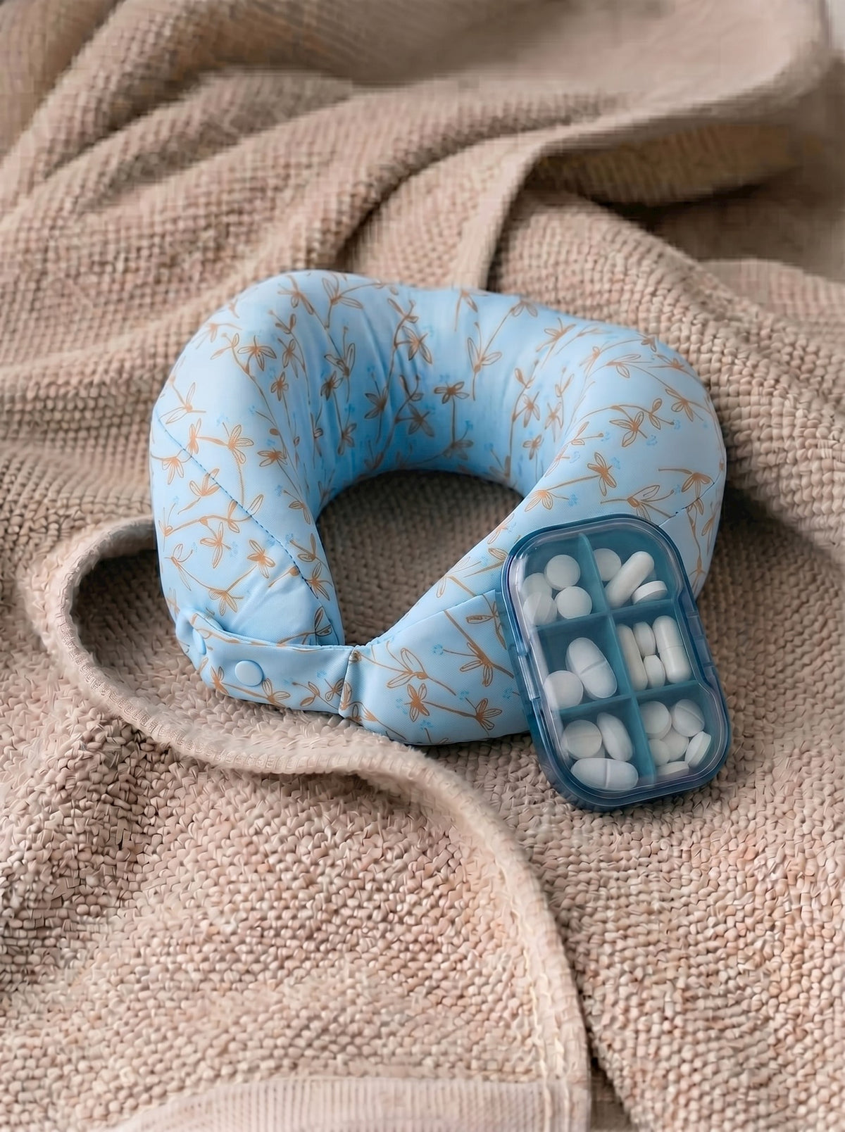 Foldable neck pillow