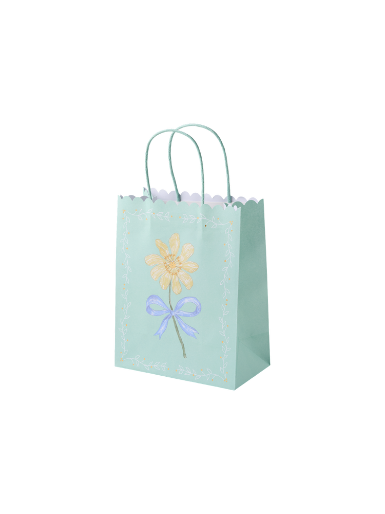 Gift bag with scalloped edges