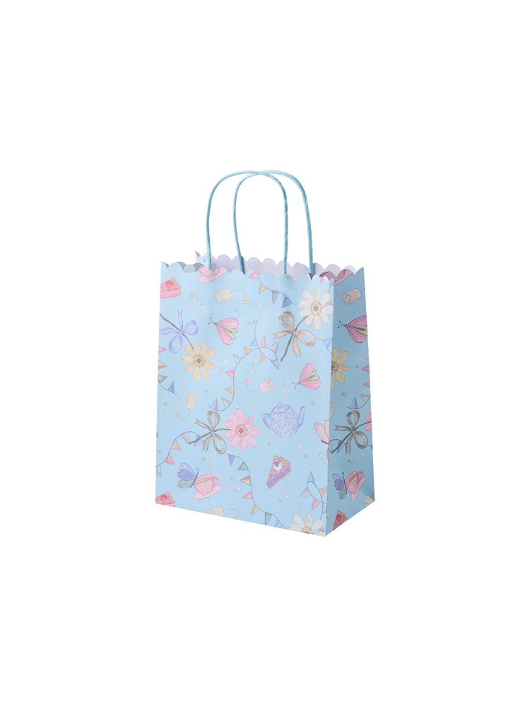 Gift bag with scalloped edges