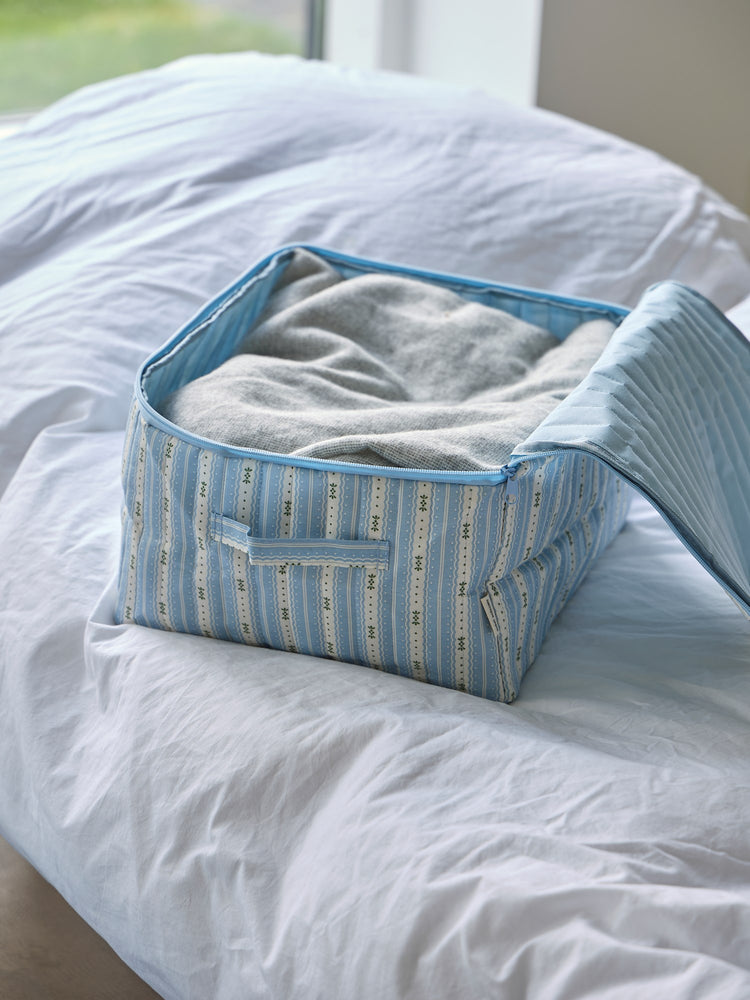 Textile storage box with zipper