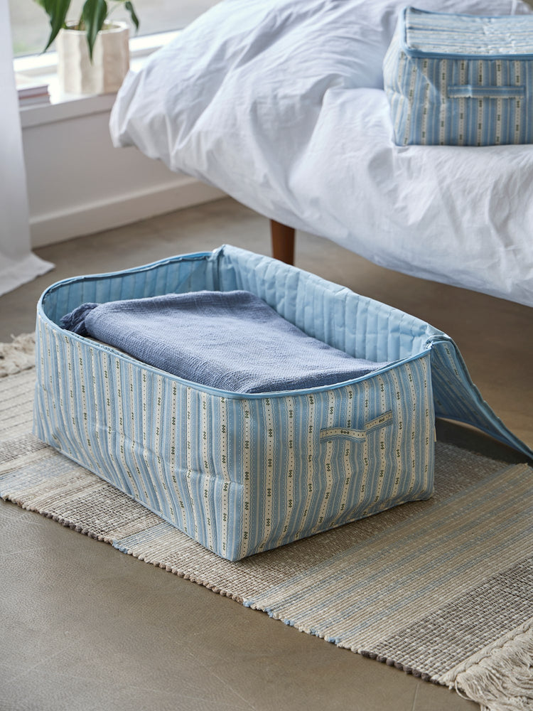 Textile storage box with zipper