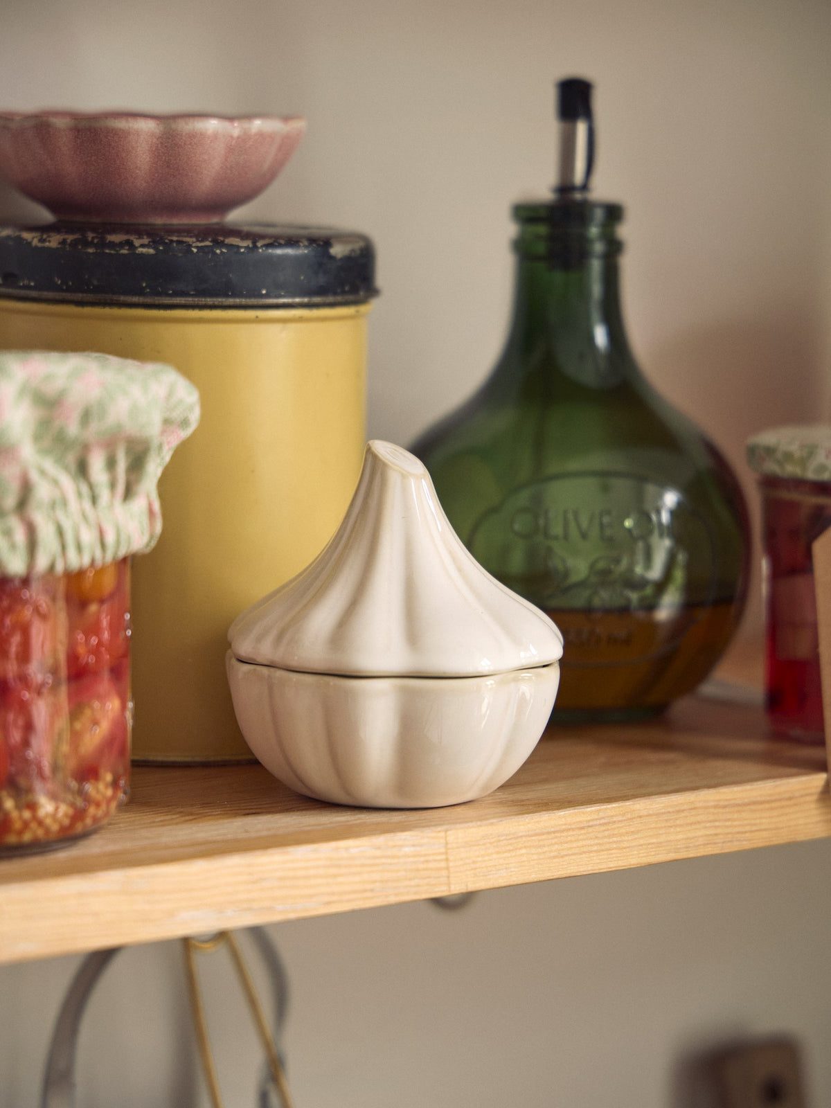 Garlic storage jar with lid
