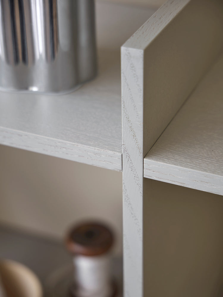 Floor shelf