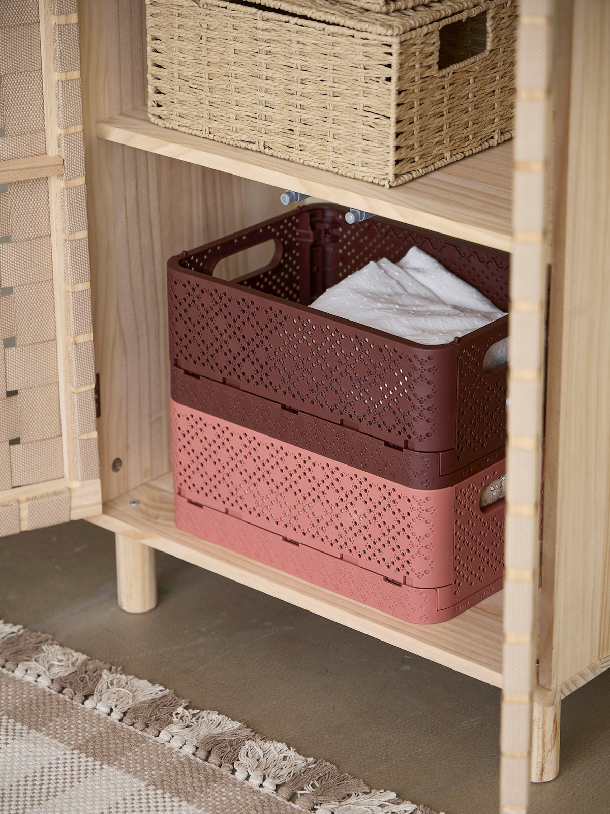 Foldable storage box