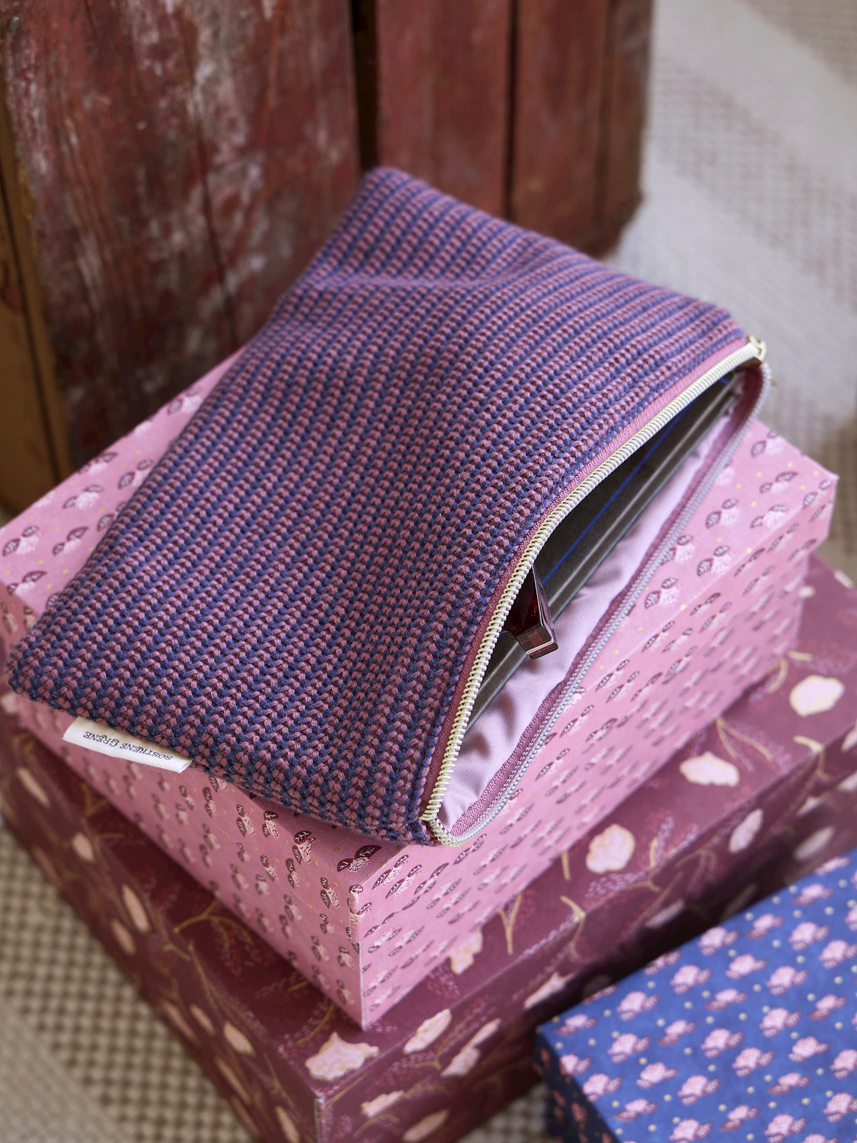 Knitted clutch