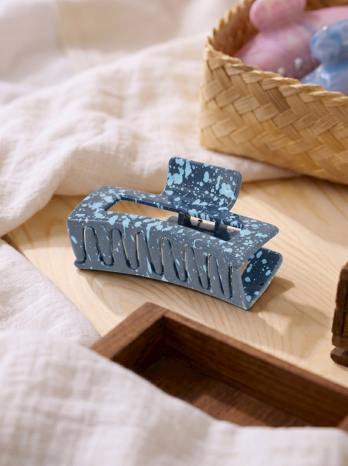 Hair claw splash blue