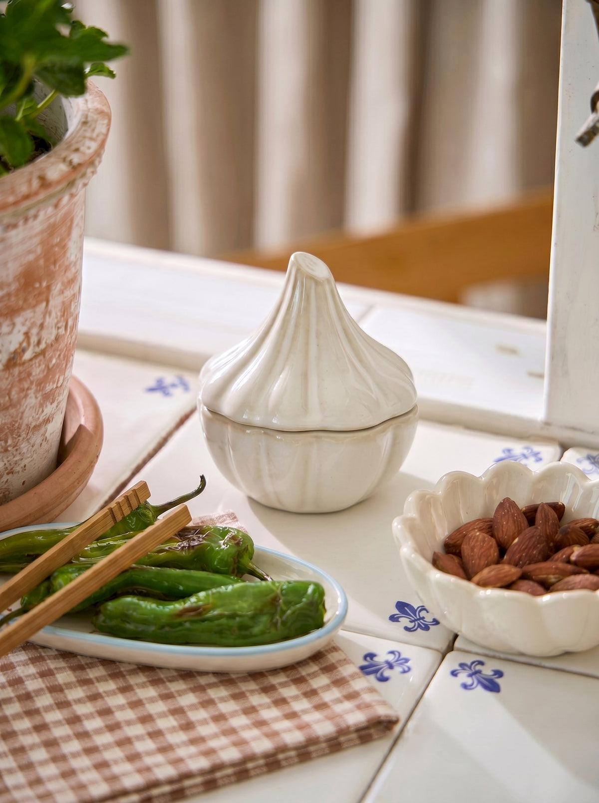 Garlic storage jar with lid
