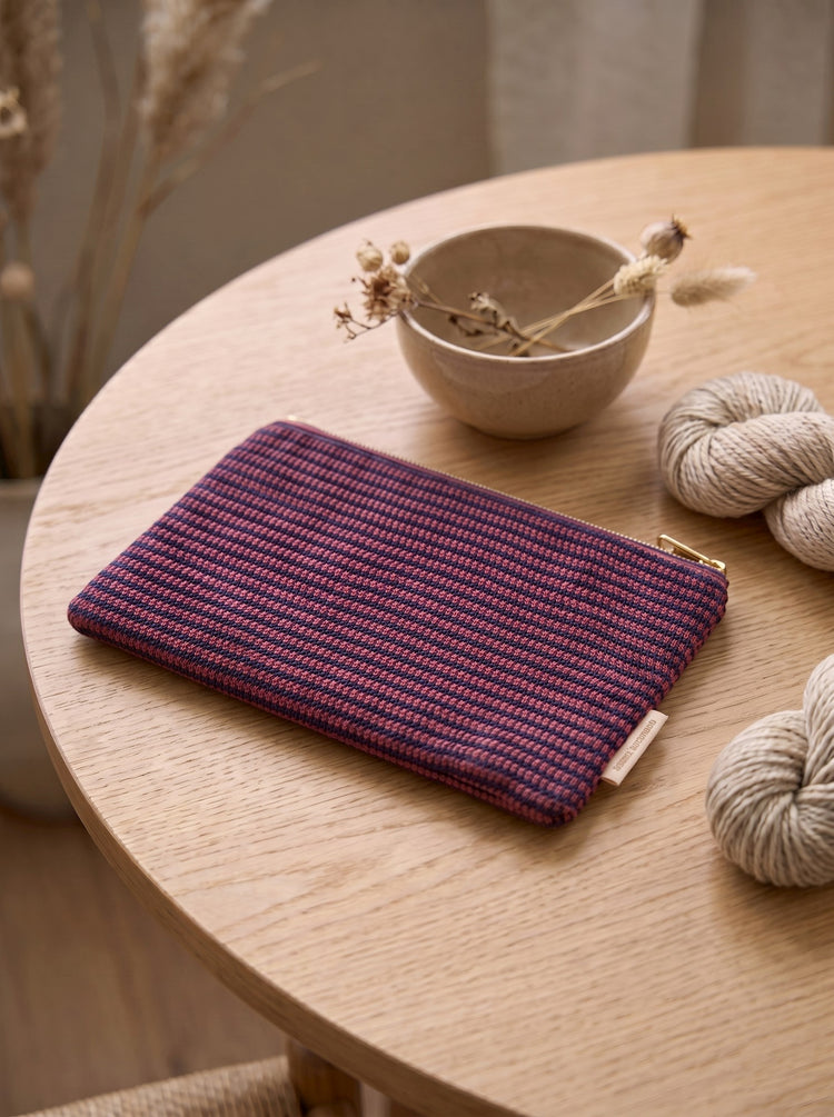 Knitted clutch