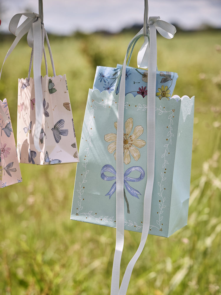 Gift bag with scalloped edges